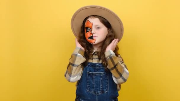 Ritratto Ravvicinato Graziosa Bambina Affascinante Con Maschera Trucco Halloween Vestita — Video Stock