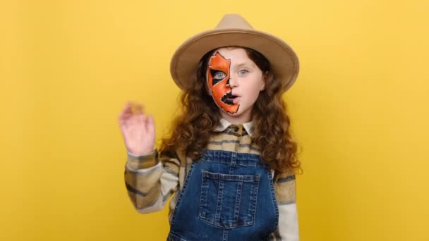 Ritratto Spaventoso Luminoso Vivace Divertente Ragazza Bambino Con Trucco Halloween — Video Stock