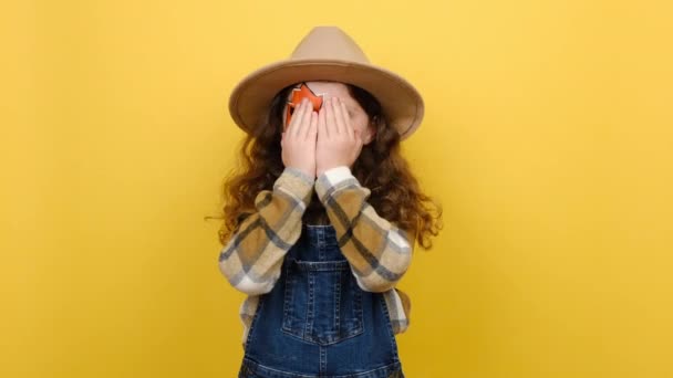 Retrato Niña Linda Divertida Con Máscara Maquillaje Halloween Lleva Sombrero — Vídeos de Stock