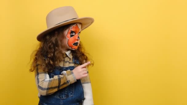 Promoter Scioccato Bambino Bambina Con Maschera Trucco Halloween Indossa Cappello — Video Stock