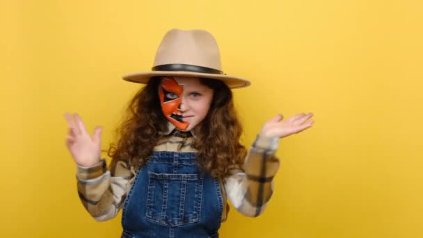 Ragazza Spaventosa Bambino Con Maschera Trucco Halloween Indossa Cappello Camicia — Video Stock