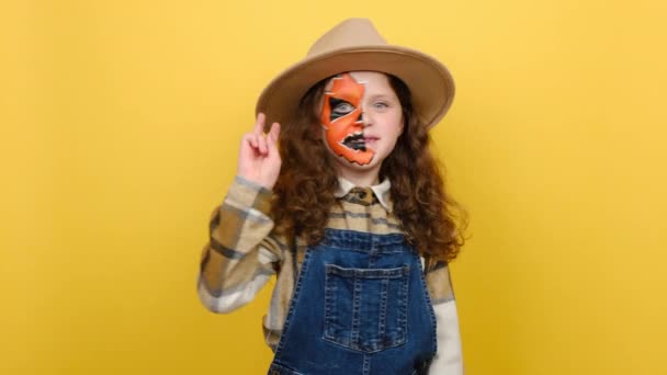 Retrato Linda Niña Sonriente Con Máscara Maquillaje Halloween Lleva Sombrero — Vídeo de stock