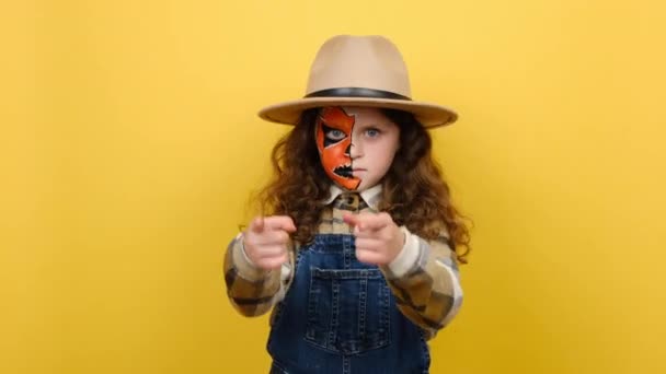 Retrato Niña Pequeña Con Máscara Maquillaje Halloween Lleva Sombrero Camisa — Vídeo de stock