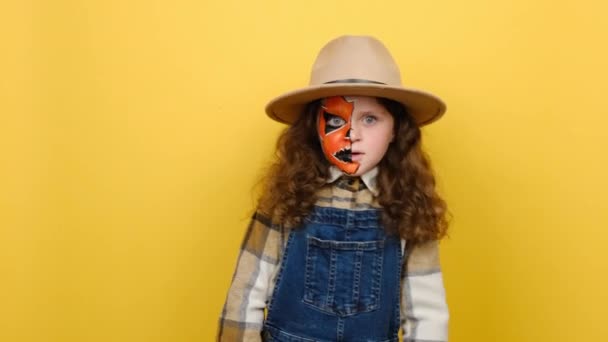 Ritratto Bambina Spaventata Bambino Con Maschera Trucco Halloween Indossare Cappello — Video Stock