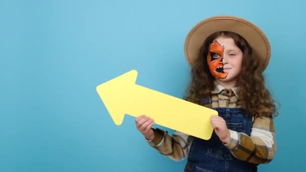 Eng Helder Levend Meisje Kind Met Halloween Make Masker Aan — Stockvideo