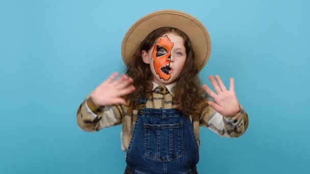 Portrét Přátelsky Vypadající Holčičky Maskou Halloween Nosí Klobouk Zvednout Ruce — Stock video