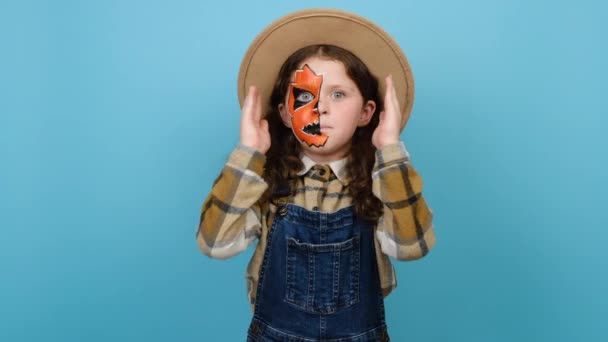 Retrato Criança Menina Com Máscara Maquiagem Usa Chapéu Diz Boo — Vídeo de Stock