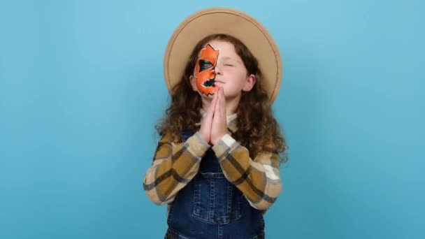 Retrato Niña Espeluznante Rezando Con Máscara Maquillaje Halloween Lleva Sombrero — Vídeos de Stock