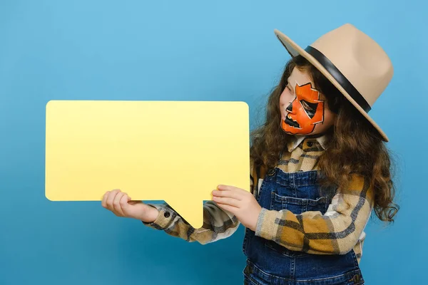Entzückendes Kleines Mädchen Mit Halloween Make Maske Trägt Braunen Hut — Stockfoto