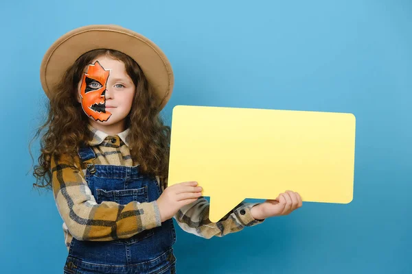 Glückliches Kleines Mädchen Mit Halloween Schminkmaske Mit Gelber Sprechblase Trägt — Stockfoto