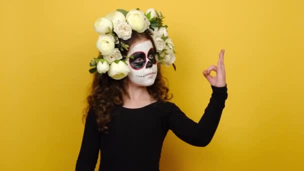 Χαμογελαστό Κοριτσάκι Ζόμπι Φωτεινό Τρομακτικό Μακιγιάζ Στεφάνι Λουλουδιών Ντυμένο Μαύρη — Αρχείο Βίντεο
