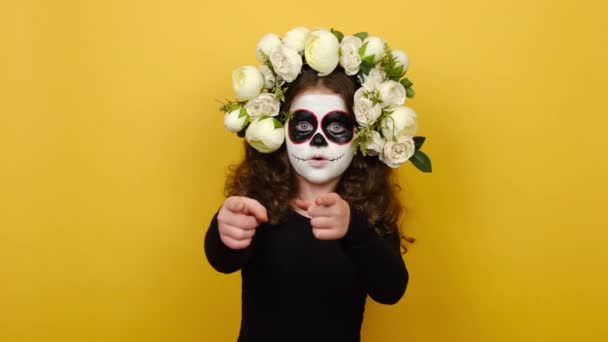 Portret Van Schoolmeisje Kind Draagt Gezicht Kunstmasker Draagt Zwarte Outfit — Stockvideo