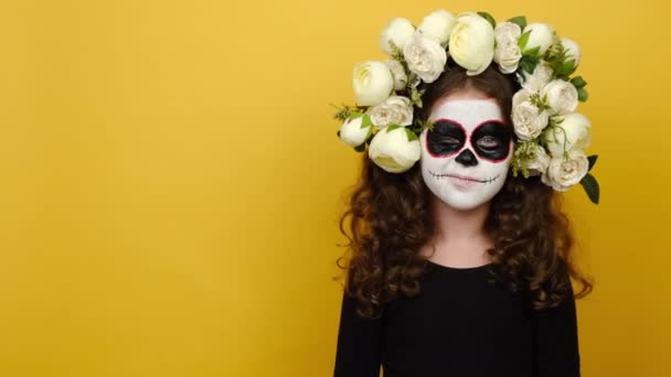 Маленькая Девочка Маске Хэллоуина Носит Черный Наряд Цветы Венок Смотрящий — стоковое видео