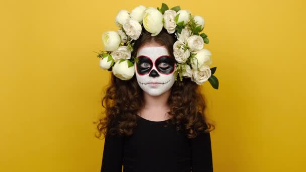 Liten Flicka Med Halloween Eller Dag Död Makeup Mask Bär — Stockvideo