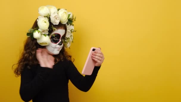 Niña Feliz Con Máscara Maquillaje Halloween Lleva Traje Negro Flores — Vídeos de Stock