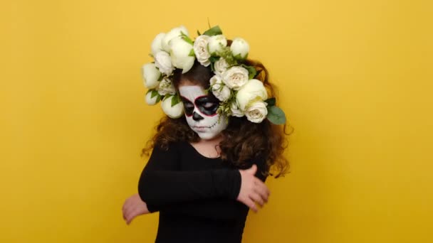 Vred Trist Lille Pige Med Halloween Makeup Har Ler Kranium – Stock-video