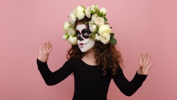 Retrato Garoto Bonito Menina Feliz Com Maquiagem Halloween Vestida Com — Vídeo de Stock
