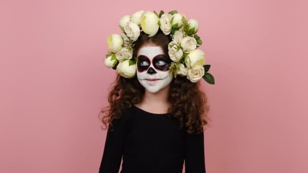 Πορτρέτο Του Μικρού Κοριτσιού Δημιουργικό Μακιγιάζ Εφαρμόζεται Από Επαγγελματία Καλλιτέχνη — Αρχείο Βίντεο