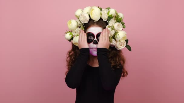 Κοριτσάκι Μάσκα Αποκριάτικου Μακιγιάζ Φοράει Στεφάνι Από Λουλούδια Λέει Μπου — Αρχείο Βίντεο