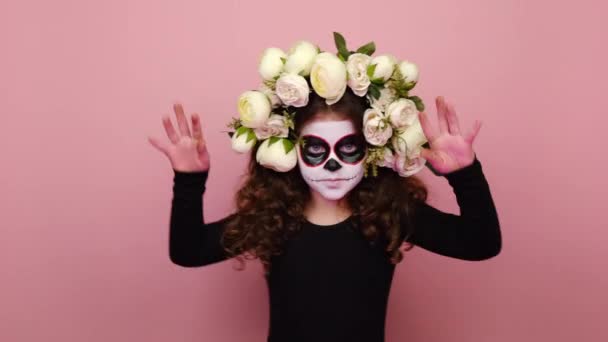 Страшный Маленький Ребенок Девочка Хэллоуин Макияж Носит Черный Наряд Цветы — стоковое видео