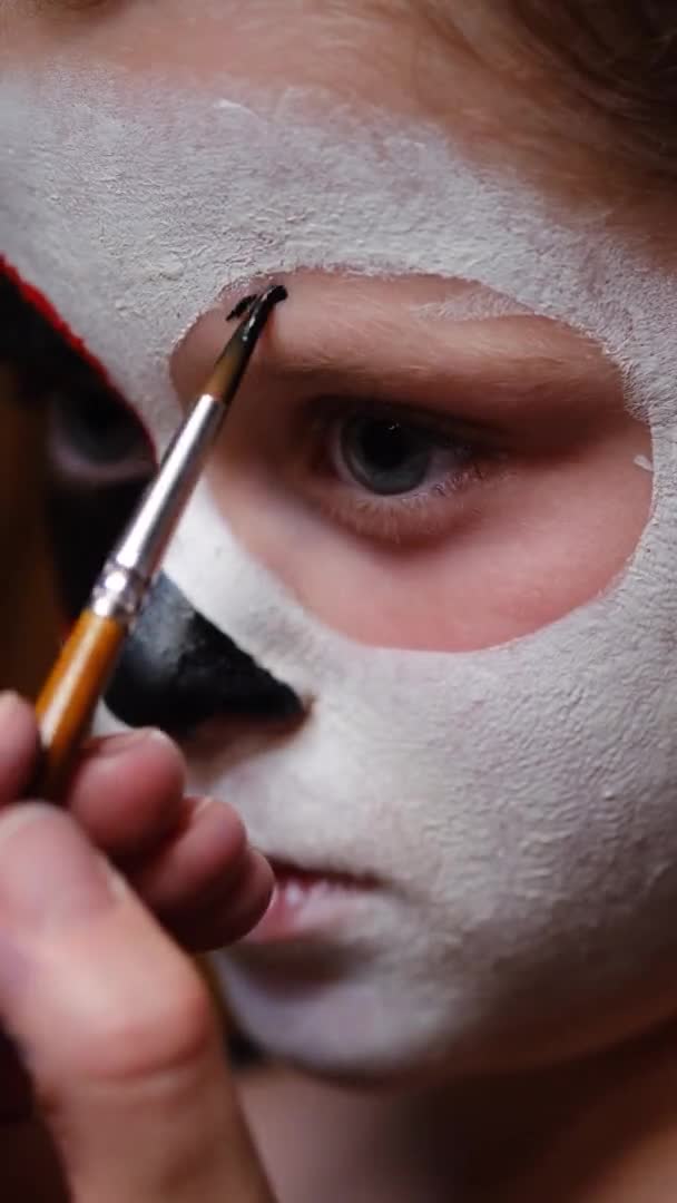 Zamknij Boczny Proces Stosowania Makijażu Halloween Twarzy Małej Dziewczynki Profesjonalny — Wideo stockowe