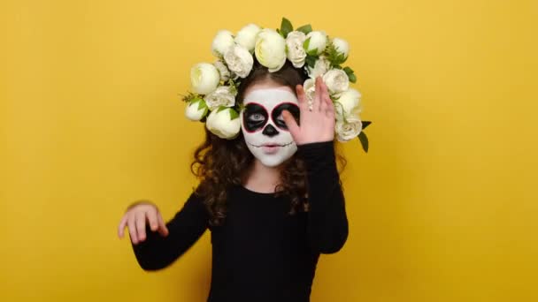 Retrato Primer Plano Niña Con Maquillaje Cráneo Azúcar Mexicano Corona — Vídeo de stock