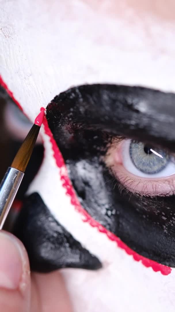 Maquillaje Artista Aplicando Personalizado Diseñado Cráneo Azúcar Día Mexicano Enfoque — Vídeo de stock