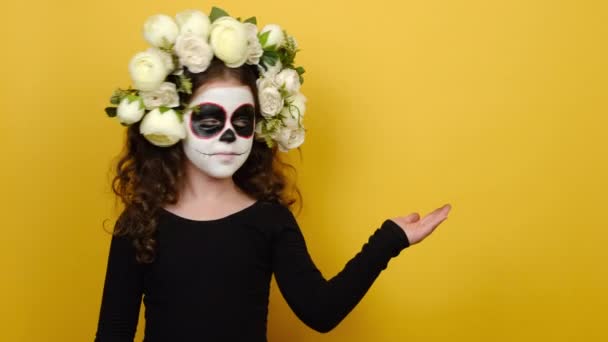 Komik Makyajlı Gülümseyen Zombi Kız Siyah Kıyafetli Sarı Fotokopi Alanını — Stok video