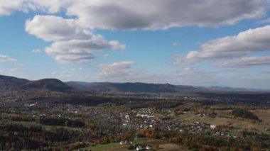 Kırsal alan ve ağaçlar sonbahar vahşi tepeleri kaplıyor. Dağ ormanı manzarası sabah vakti sakin bir havada uçuyor. Yaprak döken ağaçlar. Sağlıklı olmak için açık hava yaşam tarzı