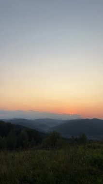 Büyüleyici ve ürkütücü doğa, çevre konsepti. İlham verici ve hayret verici doğa harikası. Gün batımında, bulutlu gökyüzünde güzel dağlarla birlikte.