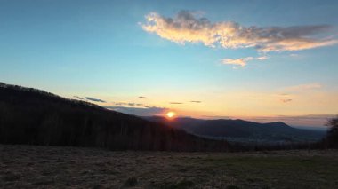Muhteşem dağlar ve mavi gökyüzü güzel, ılık günbatımında ya da ilkbaharda ya da sonbahar zamanı gün doğumunda. Görkemli ormanlık. Doğa konsepti