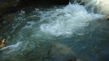 Dağ suyu akıntısını kapat yoksa bahar günü nehir tepeden aşağı akar. Ulusal parktaki doğal su, doğal alanı ya da rezervi korudu. Vahşi doğa elementleri konsepti