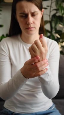 Bileği ağrıyan beyaz kadın masaj eli, romatizma iltihabı. Genç kadın elindeki uyuşukluk, uyuşukluk parmak ucu, eklem iltihabı, çevresel nöropati.