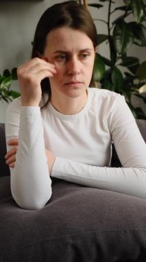 Üzücü düşünceler içinde kaybolmuş bin yıllık kadın evdeki gri koltukta oturuyor kişisel zorluklar ve çözülemeyen sorunlar yüzünden boşluklar yaşıyor. Yalnız, hayal kırıklığına uğramış bir kadın. Kıskanç eş kavramı