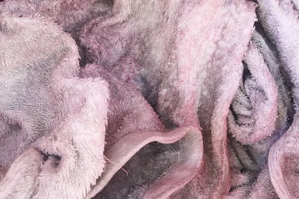 汚れたピンクのタオル油汚れ 錆汚れ 洗えない頑固な汚れ — ストック写真