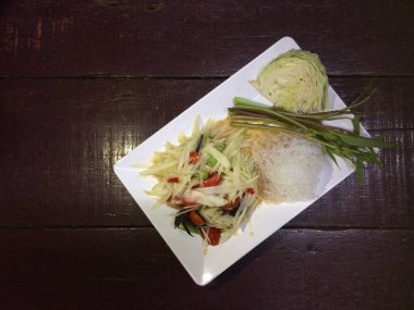 Papaya pok pok ve vermicelli Thai mutfağı baharatlı lezzetli