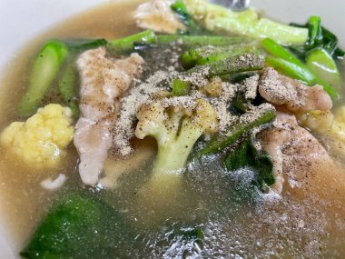 Tayland eriştesi. Erişteyi kapat. Kızarmış erişte, domuz eti ve Kale soslu.