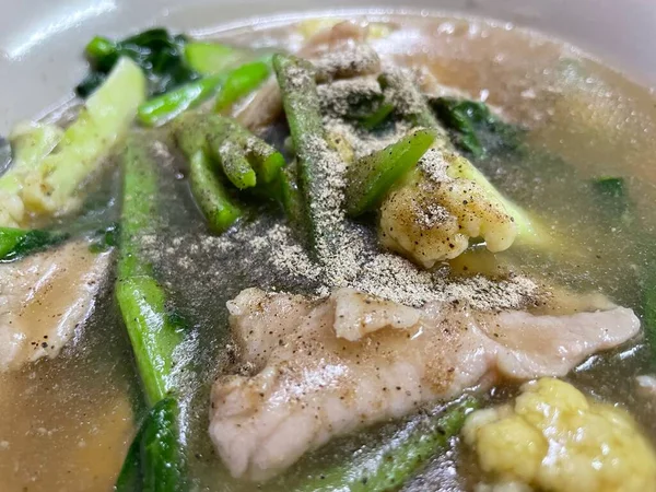 Tayland eriştesi. Erişteyi kapat. Kızarmış erişte, domuz eti ve Kale soslu.