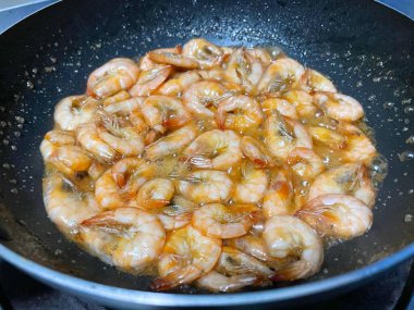 Kızarmış karidesi şekerle karıştırmak atıştırmalık ya da ana yemek olarak kullanılabilir..