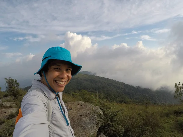 Vista Fijada Cima Colina Cubierta Nubes Puede Ver Puesta Sol — Foto de Stock