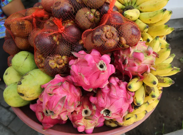 Frutas tropicales frescas en el mercado local — Foto de Stock