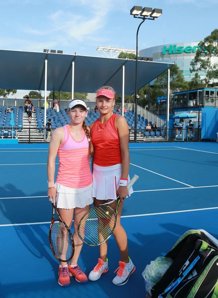 Jugadores de tenis junior Anastasia Zarytska (L) y Dayana Yastremska de Ucrania después de la victoria del partido de semifinales en el Abierto de Australia 2016 — Foto de Stock