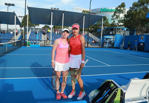 Jugadores de tenis junior Anastasia Zarytska (L) y Dayana Yastremska de Ucrania después de la victoria del partido de semifinales en el Abierto de Australia 2016 — Foto de Stock