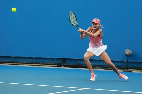 La tenista junior Dayana Yastremska de Ucrania en acción durante su partido de ronda 4 en el Abierto de Australia 2016 —  Fotos de Stock