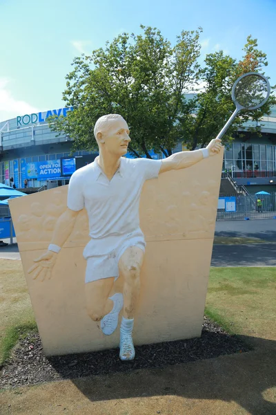 Estatua de Rod Laver en el frente de la arena de Rod Laver en el centro de tenis australiano en Melbourne Park . —  Fotos de Stock