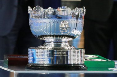 Avustralya Açık 2016'da bayanlar çiftler final maçının ardından Avustralya Açık çiftler kupası sergileniyor