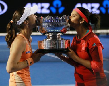 Grand Slam şampiyonu İsviçreli Martina Hingis (L) ve Hindistanlı Sania Mirza, Avustralya Açık 2016'daki çiftler final maçının ardından kupa sunumu sırasında
