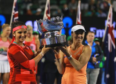 Grand Slam şampiyonu Hindistanlı Sania Mirza ve 2016 Avustralya Açık'taki çiftler final maçının ardından kupa sunumu sırasında İsviçreli Martina Hingis