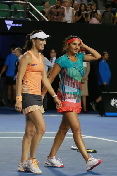 La campeona de Grand Slam Martina Hingis de Suiza (L) y Sania Mirza de la India celebran la victoria después del partido final de dobles femenino —  Fotos de Stock