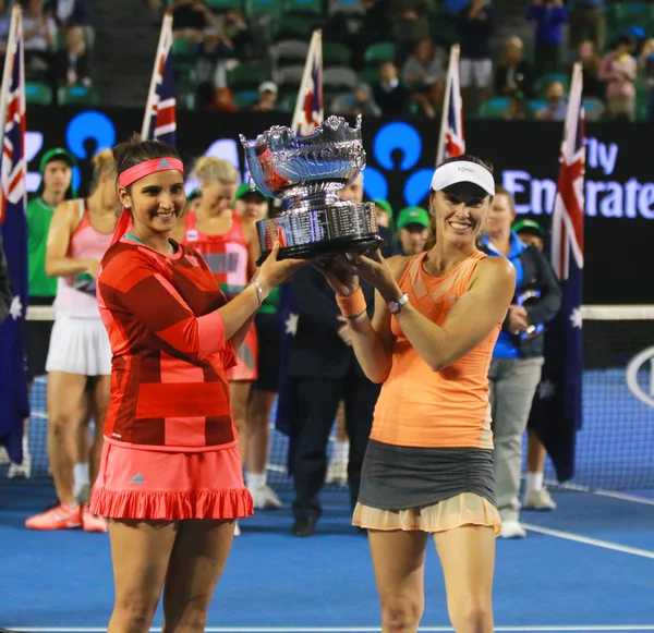 大满贯冠军印度的萨尼亚·米尔扎和瑞士的玛蒂娜·辛吉斯在2016年澳大利亚网球公开赛双打决赛后举行的奖杯颁奖仪式上 — 图库照片